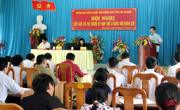 Đồng chí Triệu Tài Vinh, Trưởng đoàn đại biểu Quốc hội khóa XIV, đơn vị Hà Giang làm rõ một số vấn đề cử tri xã Minh Sơn quan tâm.