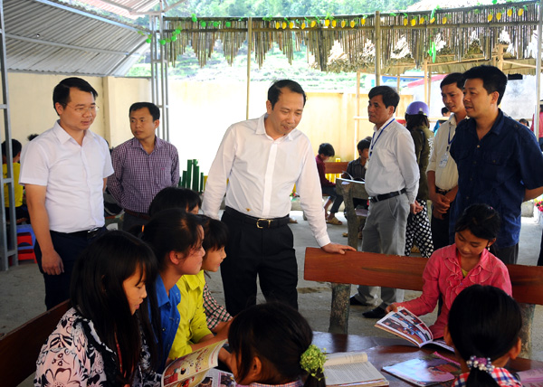 Phó Chủ tịch UBND tỉnh Trần Đức Quý thăm, động viên các cháu học sinh Trường THCS xã Quyết Tiến.