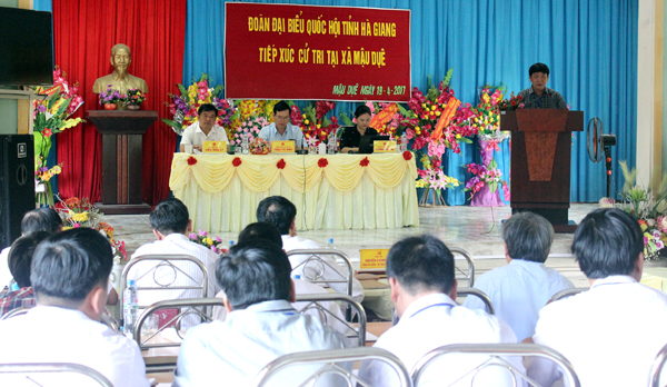 Lãnh đạo huyện Yên Minh làm rõ một số vấn đề cử tri xã Mậu Duệ quan tâm.
