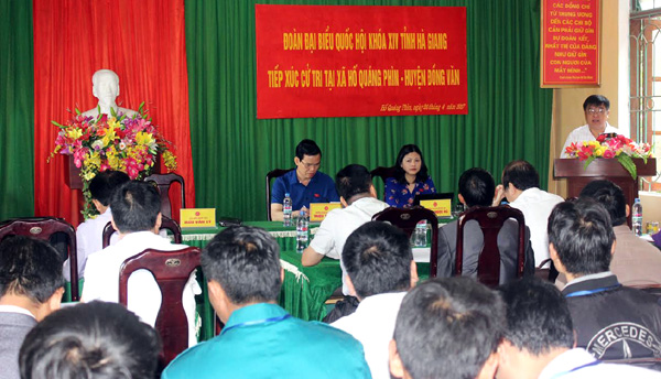 Đồng chí Hầu Văn Lý, Giám đốc Công an tỉnh, Đại biểu Quốc hội khóa XIV đơn vị tỉnh Hà Giang thông báo với cử tri về dự kiến nội dung chương trình của Kỳ họp thứ ba, Quốc hội khoá XIV.
