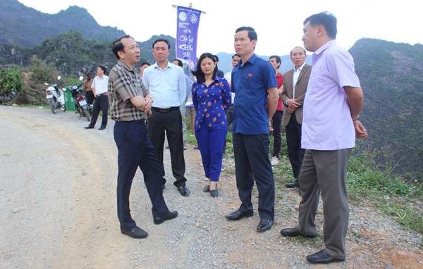 Đồng chí Triệu Tài Vinh, Bí thư Tỉnh ủy kiểm tra công tác chuẩn bị Lễ khai mạc hội Chợ tỉnh Khâu Vai.