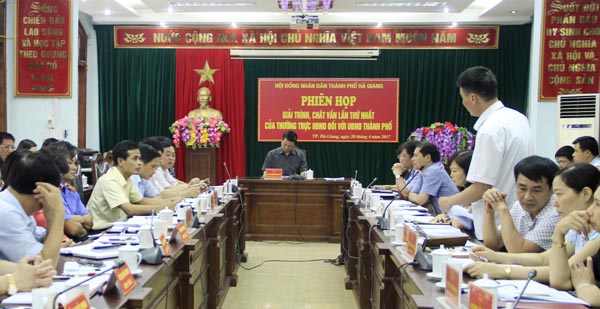 Lãnh đạo các phòng chức năng của thành phố giải trình về các vấn đề tại phiên họp.