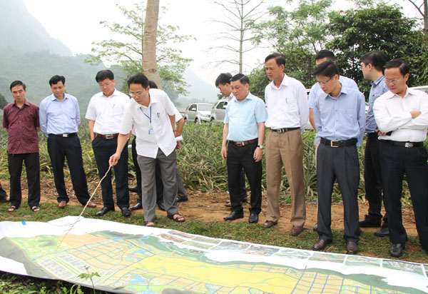 Thứ trưởng Hà Công Tuấn và Phó Chủ tịch UBND tỉnh Nguyễn Minh Tiến kiểm tra thực tế Quy hoạch khu nông nghiệp ứng dụng công nghệ cao tại xã Phong Quang.