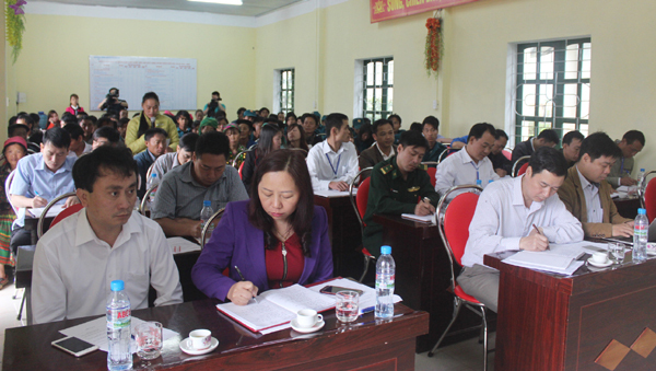 Cử tri xã Thượng Phùng kiến nghị với Đoàn ĐBQH khóa XIV đơn vị tỉnh Hà Giang một số vấn đề tại buổi TXCT.