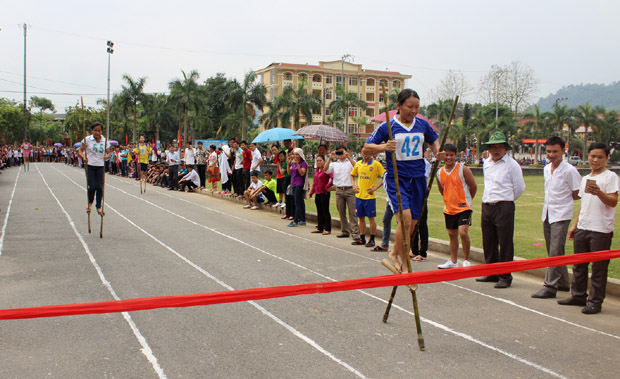 Các VĐV nữ tham gia phần thi chạy cà kheo.