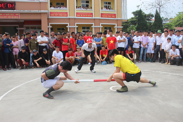 Phần thi môn đảy gậy của hai VĐV hạng 61kg.