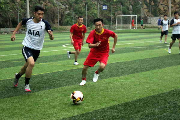  Trận đấu khai mạc của giải giữa Sở Công thương với Sở Tài nguyên và Môi trường