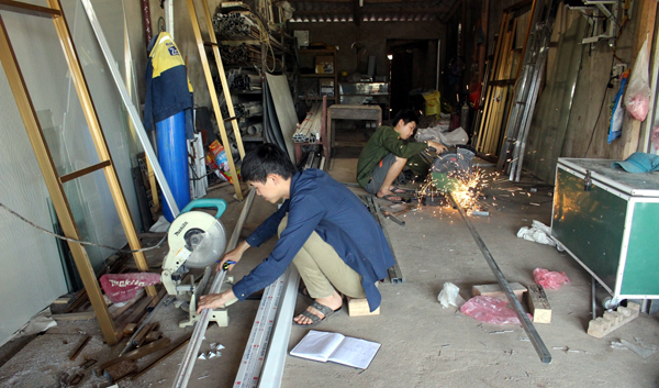 Xưởng cơ khí của đảng viên trẻ Chu Ngọc Thuyết (bên trái).
