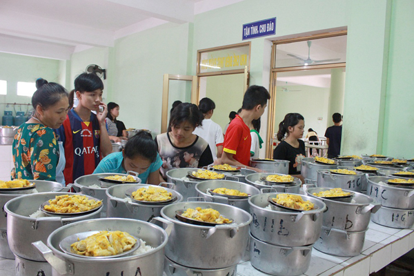 Học sinh xếp hàng theo khối lớp nhận suất ăn.
