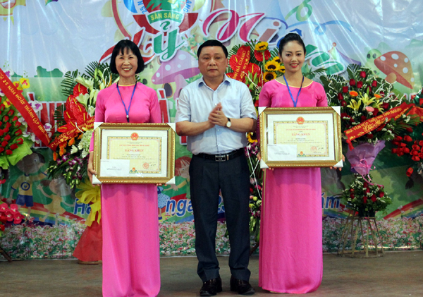 Đồng chí Nguyễn Minh Tiến, Ủy viên BTV Tỉnh ủy, Phó Chủ tịch UBND tỉnh trao Bằng khen của Chủ tịch UBND tỉnh cho các các nhân, tập thể NTN tỉnh có thành tích xuất sắc.