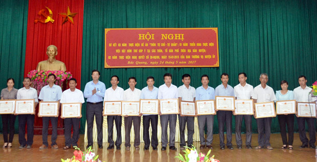 Chủ tịch UBND huyện Bắc Quang Nguyễn Trung Hiếu tặng Giấy khen cho các tập thể có thành tích xuất sắc trong thực hiện Đề án “Thôn tự chủ - tự quản”
