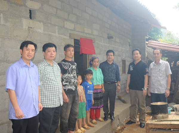 Đoàn công tác Báo Hà Giang và xã Pải Lủng chia vui cùng gia đình anh Giàng Mí Tủa khi về ngôi nhà mới.