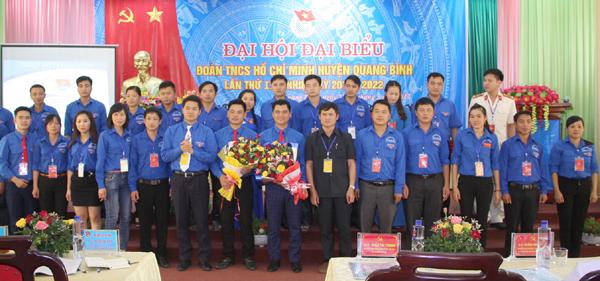 Các đồng chí lãnh đạo Huyện Quang Bình và Tỉnh đoàn chụp ảnh với BCH Huyện đoàn Quang Bình khóa III (nhiệm kỳ 2017 – 2022).