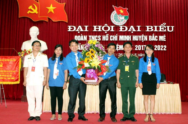 Đoàn thanh niên Đồn Tùng Vài (Quản Bạ) tặng hoa chúc mừng đoàn chủ tịch điều hành đại hội Huyện đoàn Bắc Mê khóa IX, nhiệm kỳ 2017-2022.