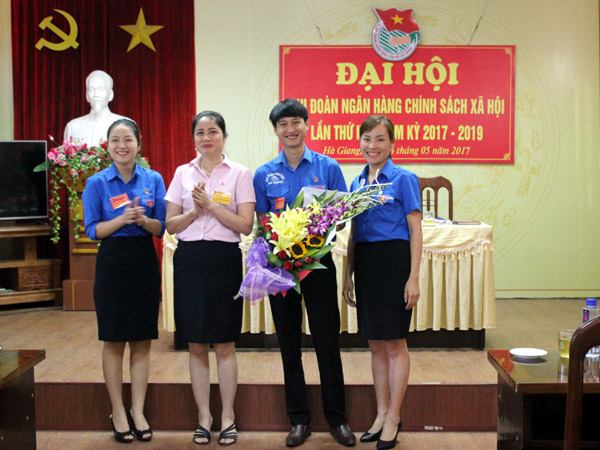 Lãnh đạo NHCSXH tỉnh tặng hoa chúc mừng BCH Chi đoàn khóa mới.