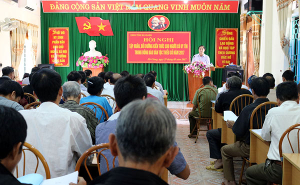Trưởng Ban Dân tộc tỉnh, Hoàng Đức Tiến phát biểu khai mạc hội nghị tập huấn.