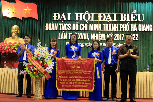 Bí thư Thành ủy Trần Mạnh Lợi tặng hoa và bức trướng chúc mừng Đại hội đoàn TNCS Hồ Chí Minh TP Hà Giang khóa XVIII, nhiệm kỳ 2017-2022.