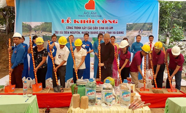 Lãnh đạo huyện Quang Bình và Công ty TNHH Giang Minh Sơn cùng cấp ủy, chính quyền xã Tiên Nguyên khởi công công trình.