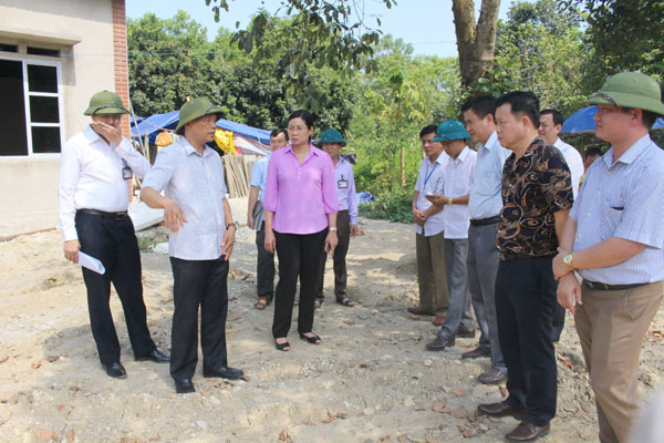 Phó Chủ tịch UBND tỉnh Hà Thị Minh Hạnh kiểm tra tiến độ giải phóng mặt bằng xây dựng sân vận động trung tâm xã.
