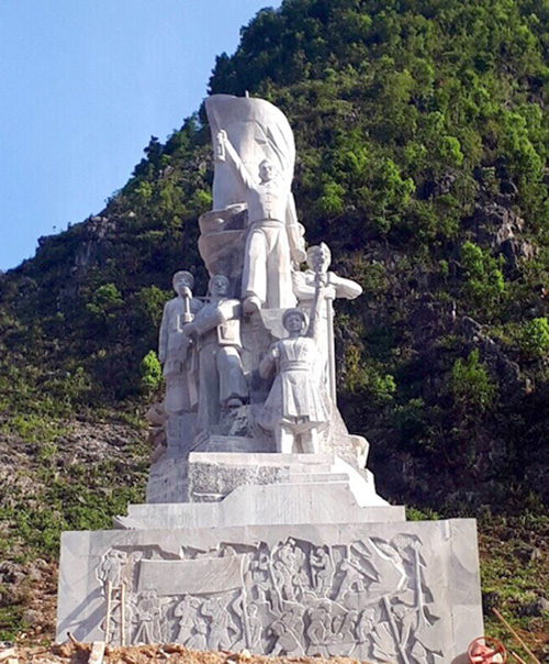 Các thành viên Hội đồng thẩm định đang kiểm tra đánh giá tổng thể công trình Tượng đài Thanh niên xung phong mở đường Hạnh phúc.