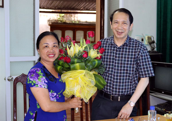 Phó Chủ tịch UBND tỉnh Trần Đức Quý tặng hoa chúc mừng cho lãnh đạo Hội Người khuyết tật tỉnh.