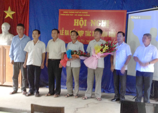 Lãnh đạo Liên minh HTX và Lãnh đạo Xã Ngọc Đường tặng hoa cho HĐQT HTX Bản Tùy. 