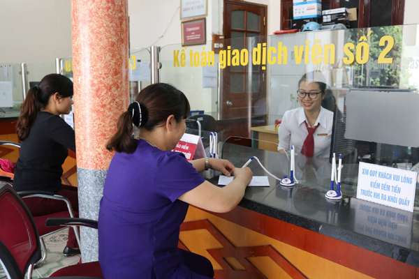 Khách hàng đến giao dịch tại Agribank Quản Bạ.