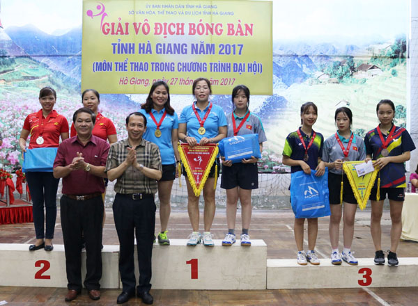 Phó Chủ tịch UBND tỉnh Trần Đức Quý và lãnh đạo Sở VH,TT&DL trao giải ở nội dung đồng đội nữ cho các đoàn VĐV. 