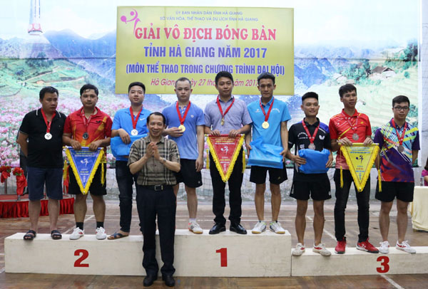 Phó Chủ tịch UBND tỉnh Trần Đức Quý trao giải ở nội dung đồng đội nam cho các đoàn VĐV.