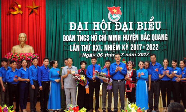 2. Đồng chí Trần Văn Hòa, Bí thư Huyện ủy và lãnh đạo Tỉnh đoàn tặng hoa chúc mừng BCH Huyện đoàn  khóa mới.