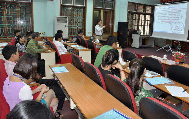 Giảng viên của Cục Thương mại điện tử và Công nghệ thông tin truyền đạt các kiến thức về Thương mại điện tử cho các học viên