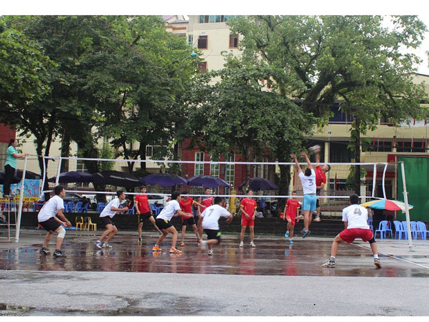 Trận thi đấu gay gấn giữa đội bóng chuyền nam huyện Vị Xuyên và CLB Thanh Thủy.