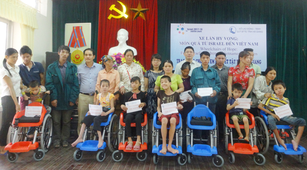 Đại diện Đại sứ quán Israel tại Việt Nam cùng các đại biểu trao tặng xe lăn cho trẻ em khuyết tật.