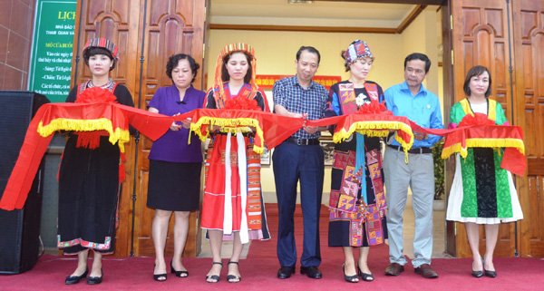 Phó Chủ tịch UBND tỉnh Trần Đức Quý và các đại biểu cắt băng khai trương Triển lãm chuyên đề: “Uống nước nhớ nguồn – Đạo lý của dân tộc”.
