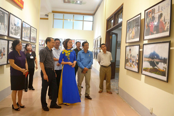 Các đại biểu tham quan khu Triển lãm chuyên đề “Uống nước nhớ nguồn – Đạo lý của dân tộc”.