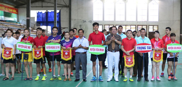 Giám đốc Sở VH,TT&DL tỉnh Nguyễn Hồng Hải trao cờ lưu niệm cho các đoàn VĐV tham dự Giải vô địch Cầu lông tỉnh Hà Giang năm 2017. 