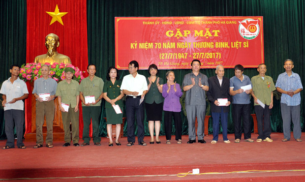 Lãnh đạo thành phố Hà Giang trao sổ tiết kiệm cho các gia đình chính sách.