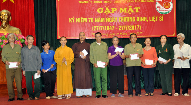 Đại diện Chùa Quan Âm tặng sổ tiết kiệm cho các gia đình chính sách.