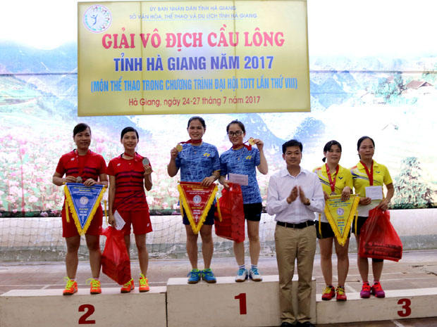 Đại diện lãnh đạo Sở VH,TT&DL tỉnh, trao giải ở nội dung đôi nữ cho các đội đạt thành tích xuất sắc