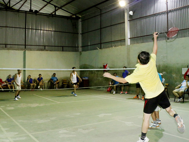 Một pha đập cầu hay trong trận mở màn của nội dung đôi nam trên 45 tuổi giữa Ban Tổ chức và Ban Dân vận Tỉnh ủy