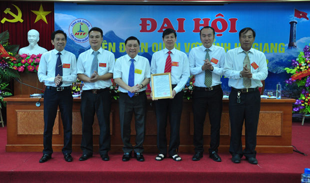 Phó Chủ tịch Thường trực UBND tỉnh Nguyễn Minh Tiến trao Quyết định của Chủ tịch UBND cho Liên đoàn Quần vợt tỉnh Hà Giang.