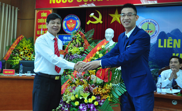 Lãnh đạo Liên đoàn Quần vợt Việt Nam tặng Lẵng hoa cho Liên đoàn Quần vợt tỉnh Hà Giang.