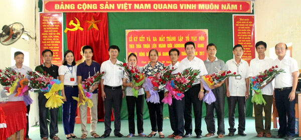 Đồng chí Nguyễn Trung Kiên, Phó Giám đốc Agribank Hà Giang tặng hoa cho các Tổ trưởng TVV của xã Vĩnh Phúc (Bắc Quang) tại Lễ ra mắt ngày 28.7.2017.