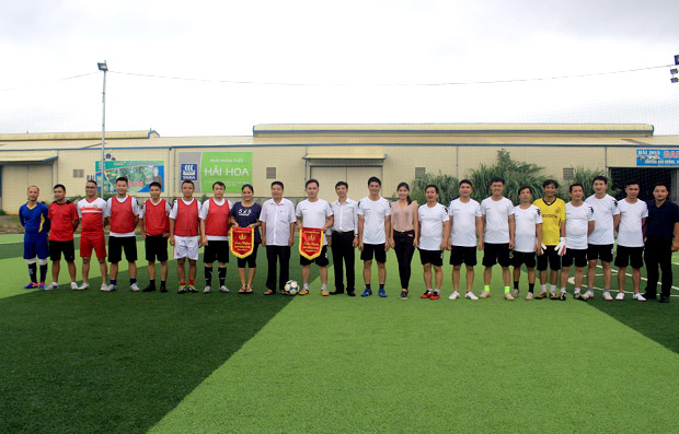 Lãnh đạo 2 cơ quan trao cờ và chụp ảnh lưu niệm với các cầu thủ