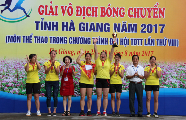 Ban tổ chức trao giải Nhất nội dung nữ cho đội tuyển huyện Vị Xuyên.