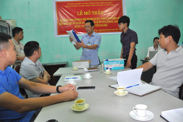 Đại diện bên mời thầu và nhà thầu kiểm tra hồ sơ dự thầu.