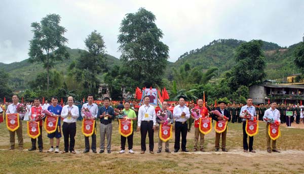 Các đồng chí lãnh đạo huyện Đồng Văn và đồng chí Nguyễn Trung Thu, Tổng Biên tập Báo Hà Giang tặng hoa, trao cờ lưu niệm cho trưởng các đoàn tham gia đại hội.