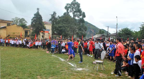 Đông đảo khán giả đến cổ vũ cho các vận động viên tham gia thi đấu môn Bắn nỏ.