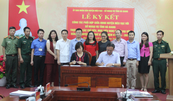 Lãnh đạo Sở Ngoại vụ và Lãnh đạo huyện Mèo Vạc ký kết biên bản ghi nhớ thống nhất nội dung giúp đỡ triển khai thực hiện các chỉ tiêu Nghị quyết Đại hội Đảng bộ huyện.