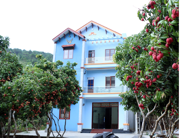 Từ trồng cây ăn quả, gia đình ông Chu Tả Thắng nuôi các con ăn học đầy đủ và có cơ ngơi khang trang như hôm nay.Trong ảnh: Ngôi nhà xây 3 tầng kiên cố mới được gia đình ông Thắng xây xong.
